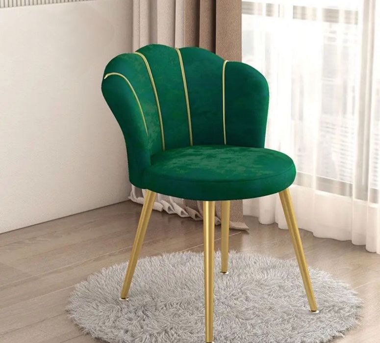 изумрудный стул с золотистыми вставками и ножками