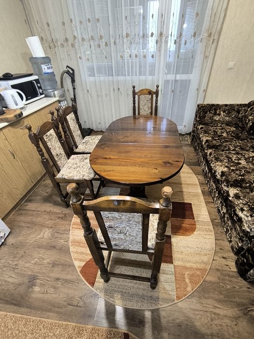 Масивна маса със столове и удобен диван- канапе