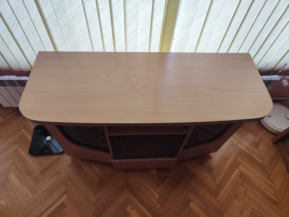 Продавам шкаф със стъклени витрини подходящ за хол, TV и др.