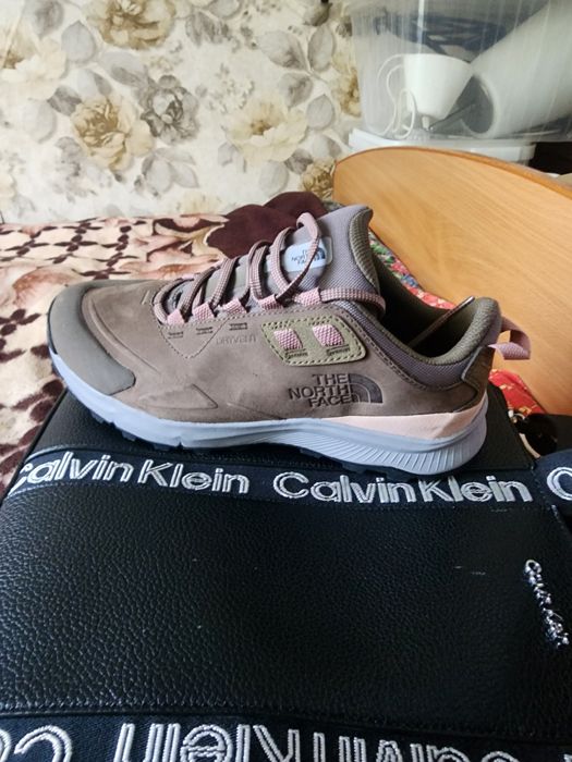 Продам два пары обуви,  размер указан на фото,  новые из сша