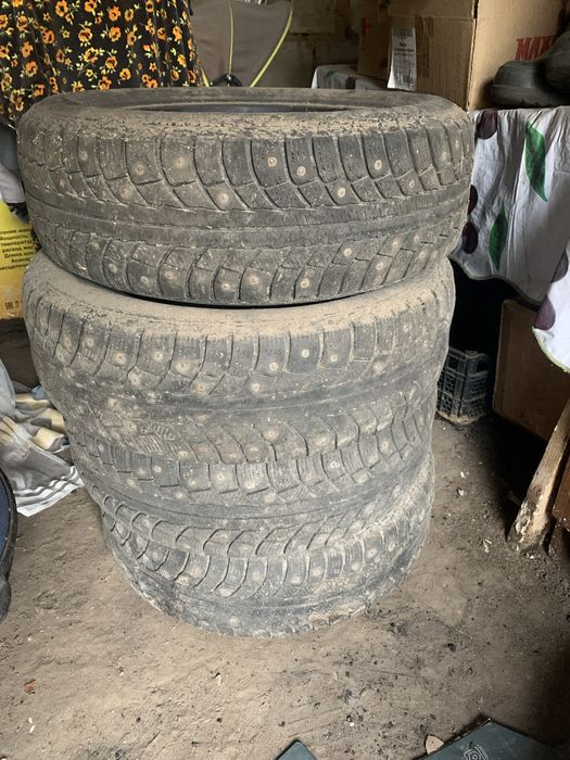 Продам зимнию резину с шипами