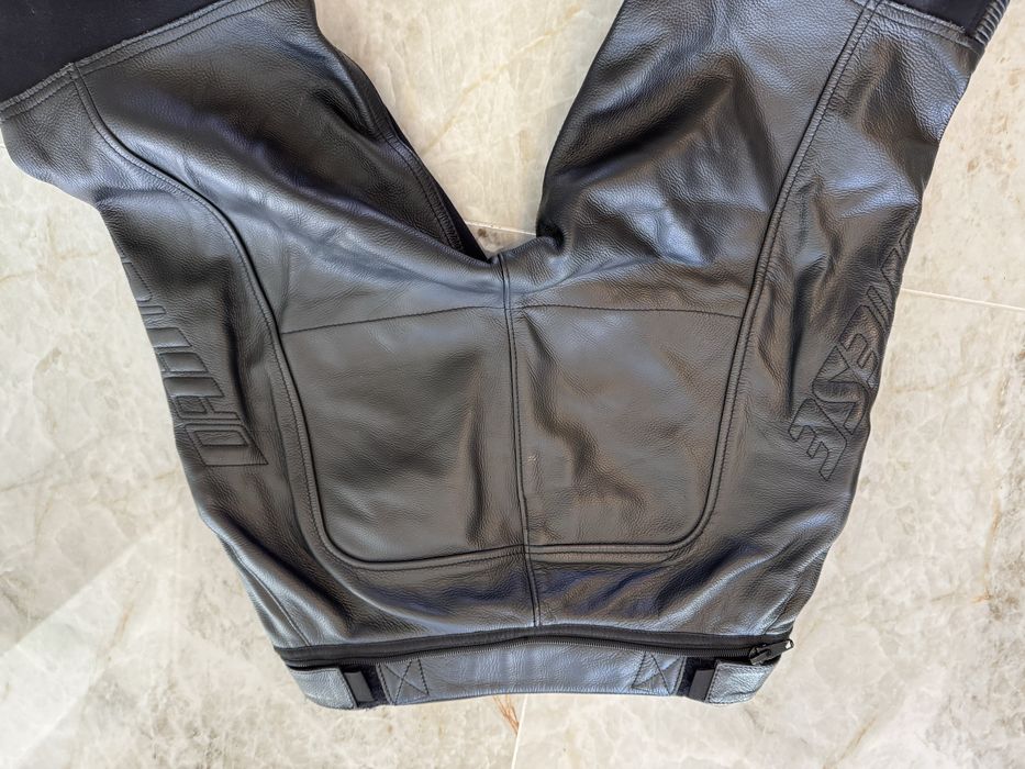 Pantaloni moto piele Dainese , marimea 44