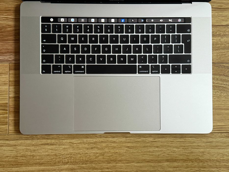 MacBook Pro 15 2019`Core i9-9880H/16GB RAM/512GB SSD/AMD Pro 560X