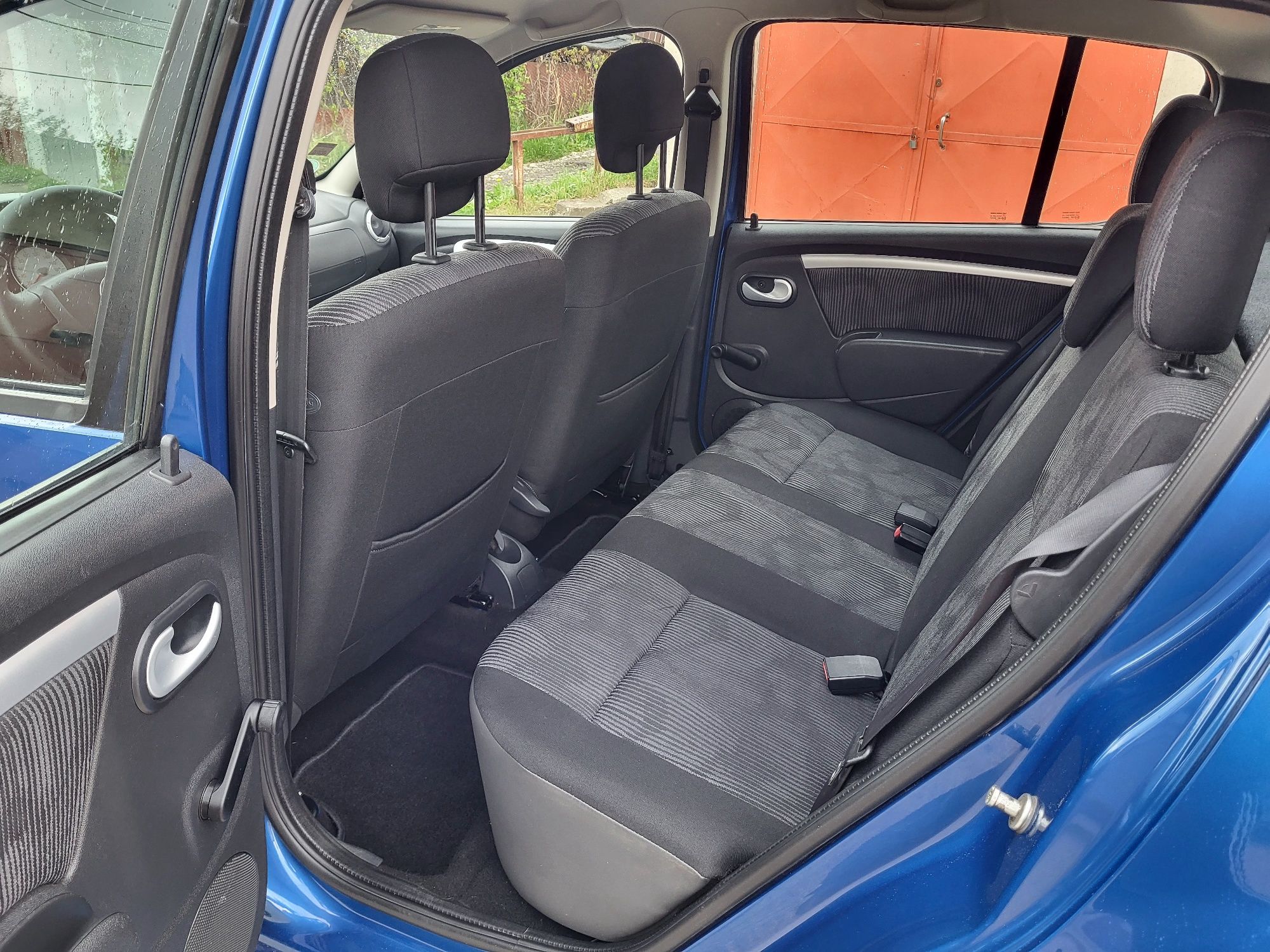 Dacia Sandero Laureate 1.6 Mpi 
1.6 Benzina 90 cp 
Euro 4  
Aer cond