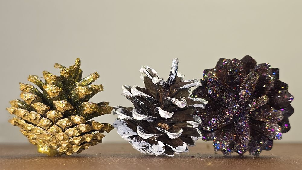 Шишки сосновые( украшения на Новый год)