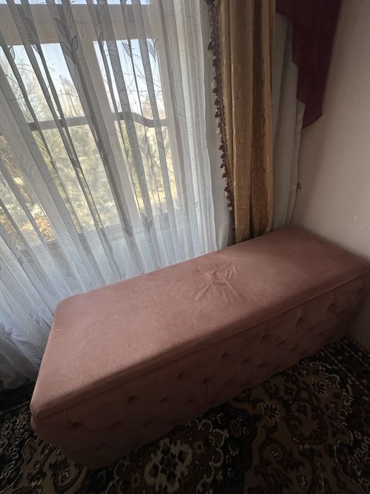 Розовая мягкая кушетка — идеальный вариант для дома и салона красоты!