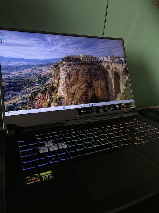 Vand Laptop Gaming Premium Asus Rog Strix G17IE cu Windows 11 PRO