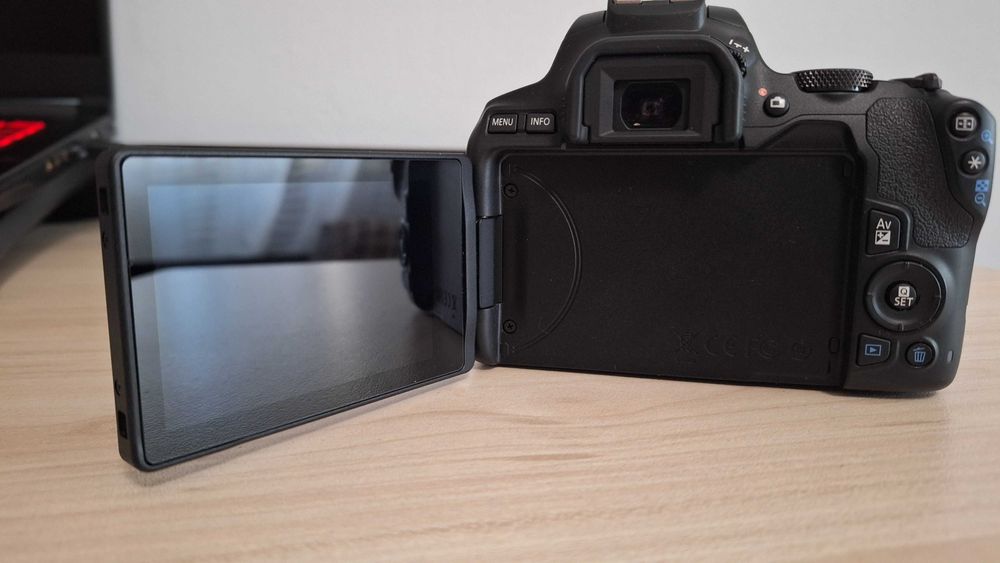 CANON EOS 250D + EF-S 18-55 STM KIT Фотоапарат+Обектив - като нов