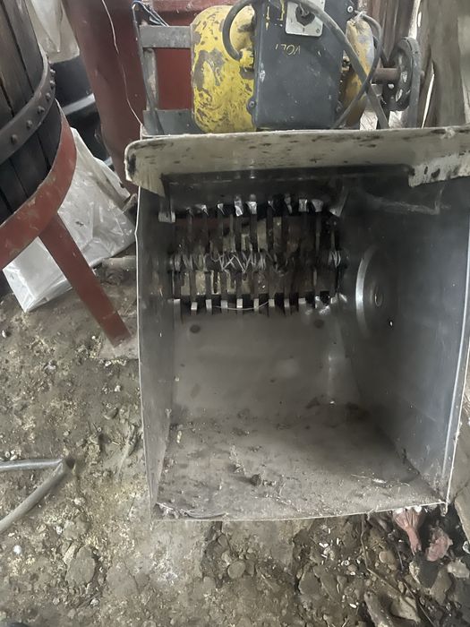 moara de fructe cu motor