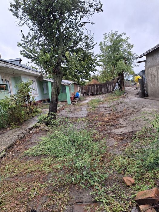 Vând casă bătrânească.