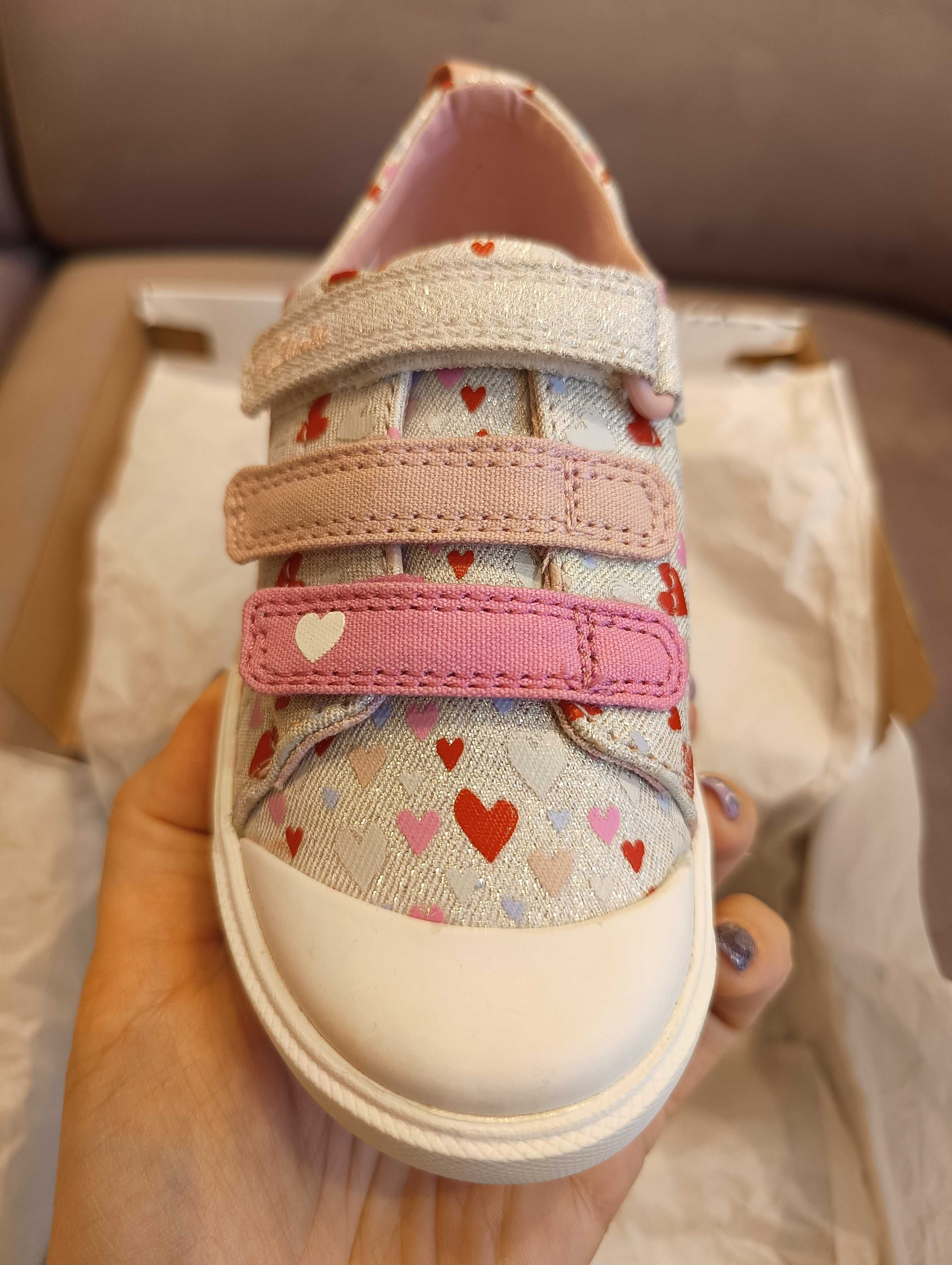 Нови кецове Clarks и обувки Superfit за момиченце