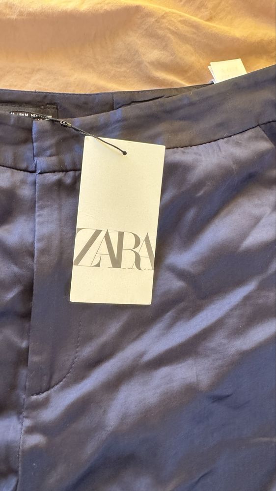 Чисто нов тъмносин сатенен панталон Zara размер М