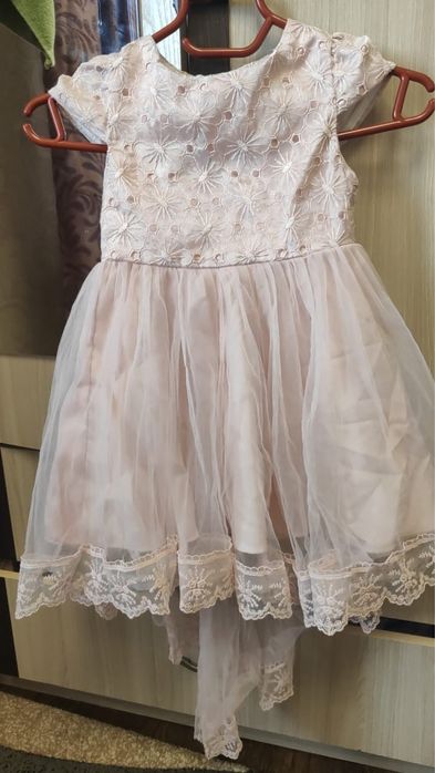 Продам детское платье. Цвет персик. Размер на 3,4 5 лет