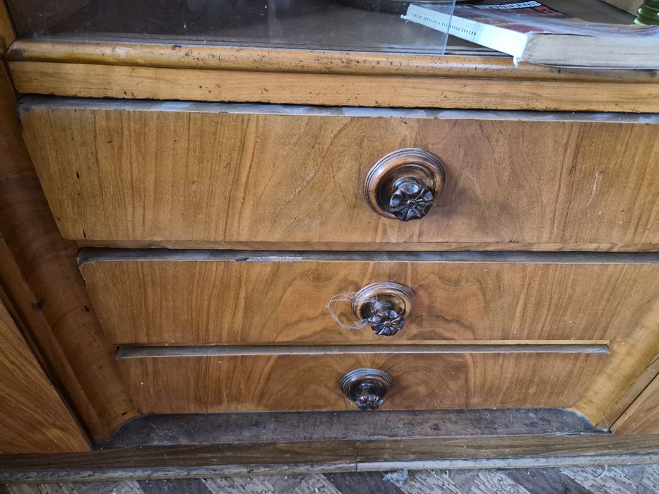 Класически бюфет от дърво