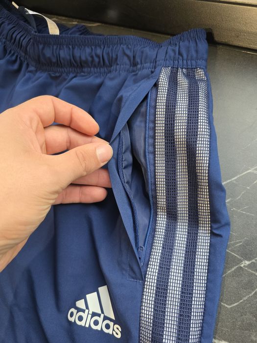 Pantaloni de trening Adidas de fâș L