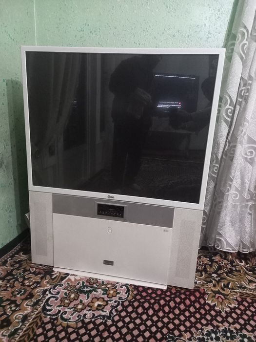Televizor sotiladi