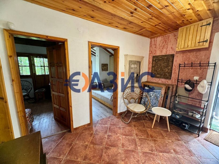 Красива двуетажна къща с парцел от 1375 кв. м в С. Приселци, гр. Обзор