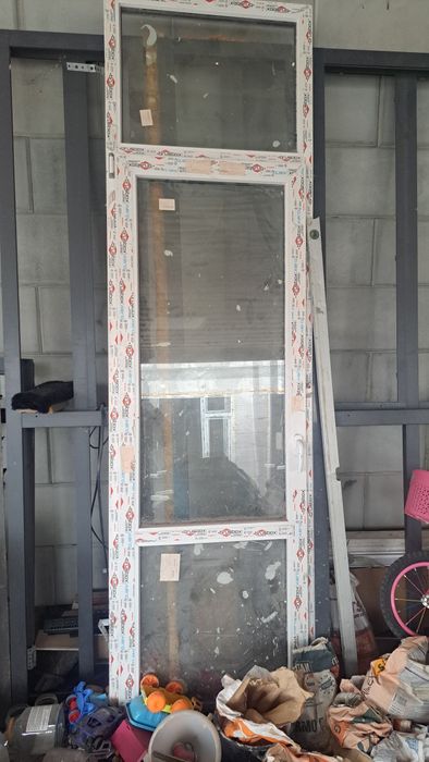 Продам дверь . пластиковые витражное