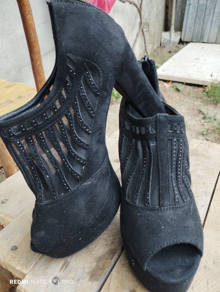Vând pantofi cu toc botine negre