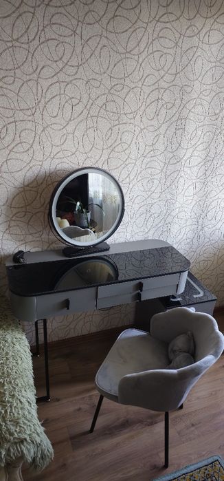 Срочно продаю туалетный столик и мультиварку