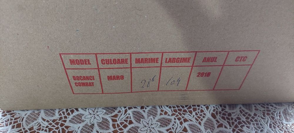 Vând bocanci militari