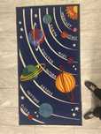 Vând covor cu planete 100x190cm