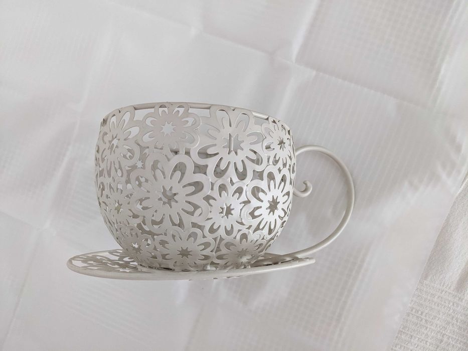 Decorațiune metalică tip ceașcă cu farfurie, alb-crem, model floral