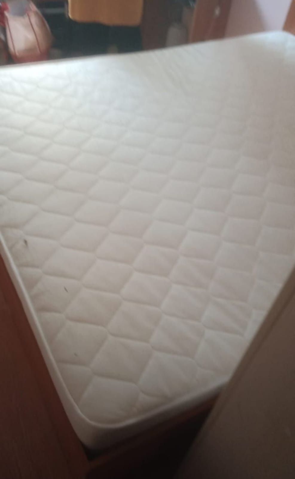 Продам двухспальную кровать с матрацом