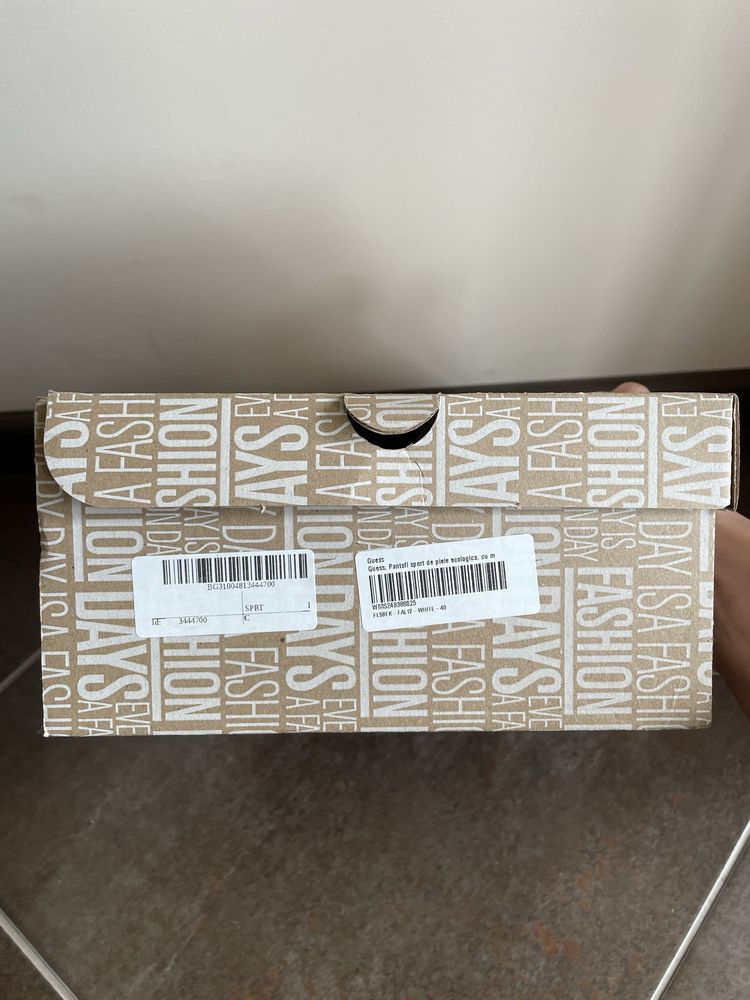 Спортни обувки с монограм от еко кожа на GUESS