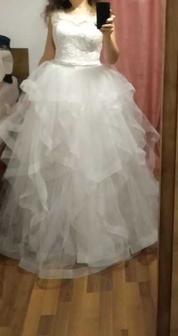 Rochie mireasa noua, tip printesa cu volane