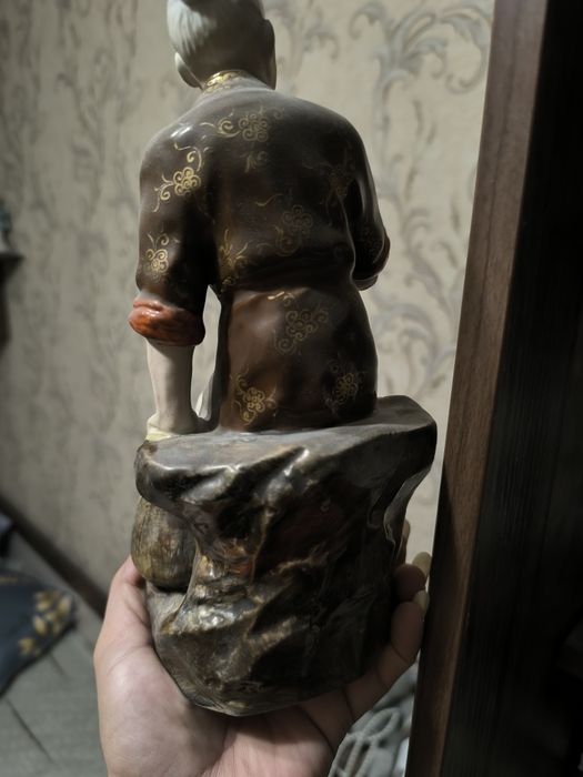 Фарфоровая статуэтка.