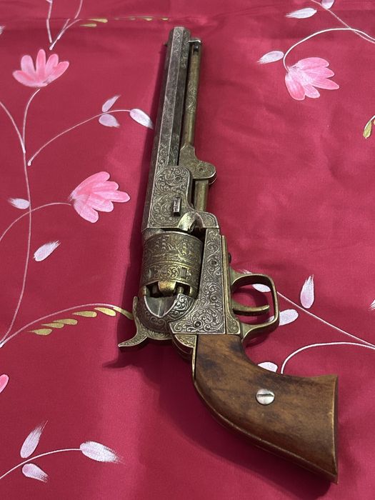 Revolver decorativ tip Colt Navy 1851 – piesă de colecție