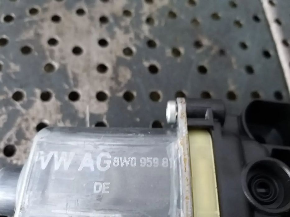 Motoras macara stanga spate audi a4 b9 8w 8w095981 0130822669
