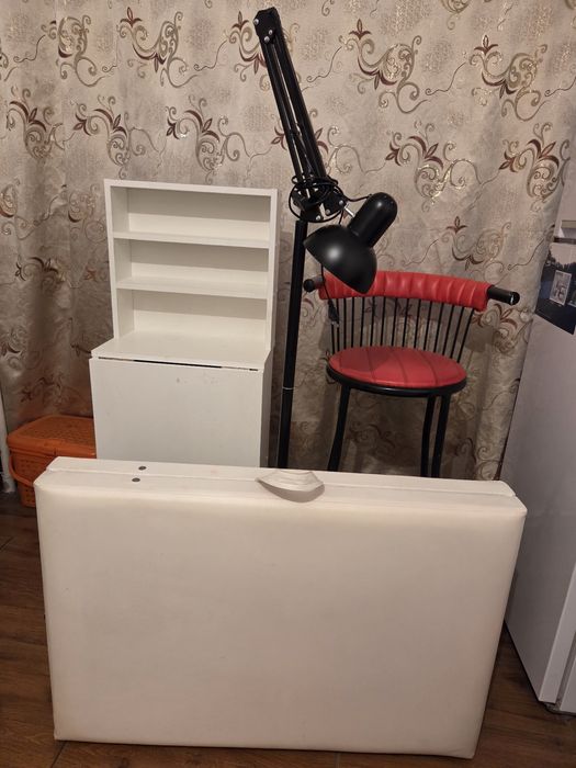 Продам кушетку лампу Маникюрный столик