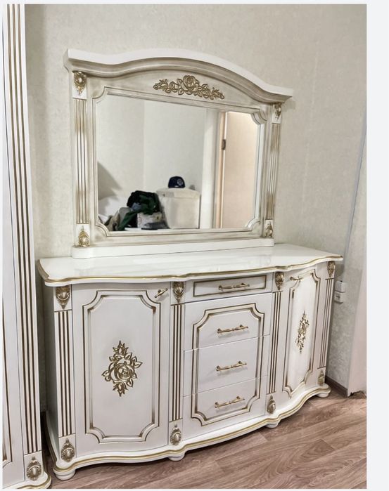 Комод с зеркалом