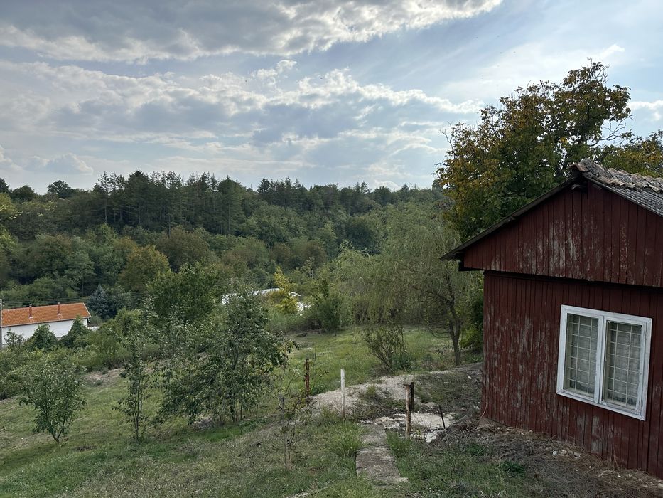 Парцел в регулация с къща с. Пороище!