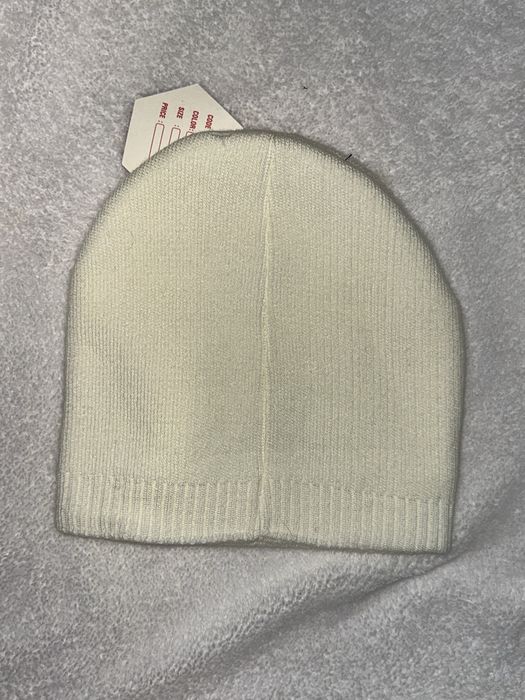 Caciula noua cu eticheta