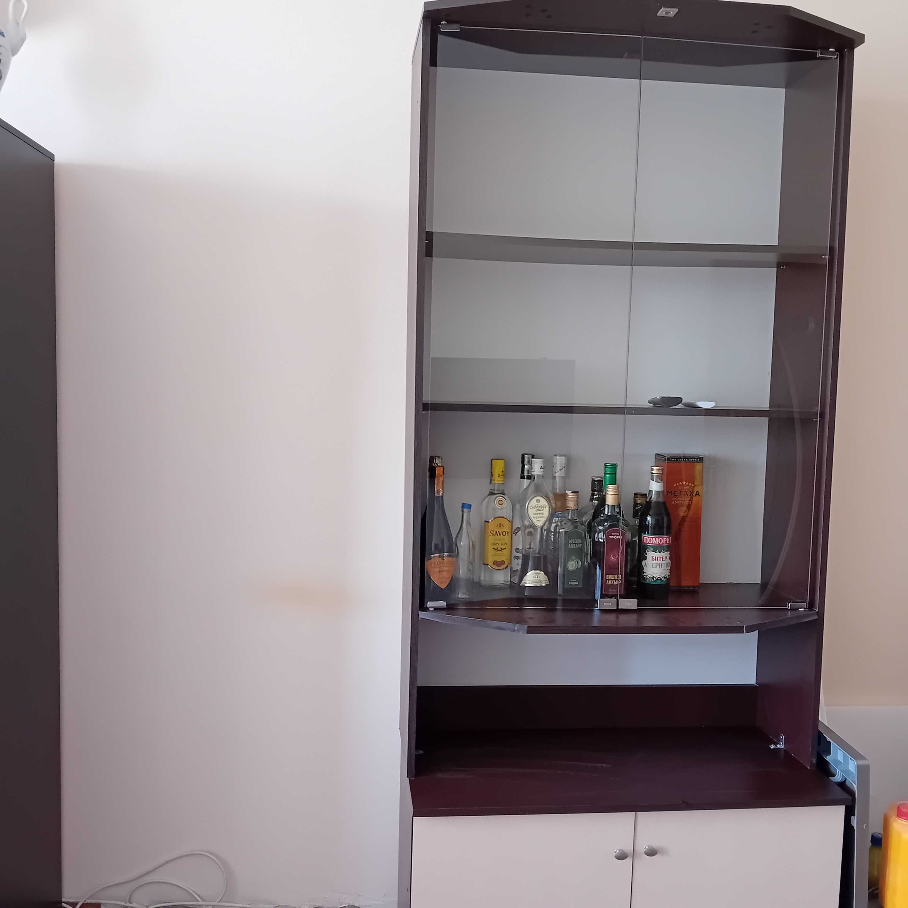 Продавам секционен шкаф "Оскар", стъклена витрина