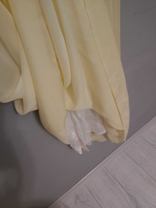 Дълга ефирна  жълта рокля с дантела. Размер Xs-S