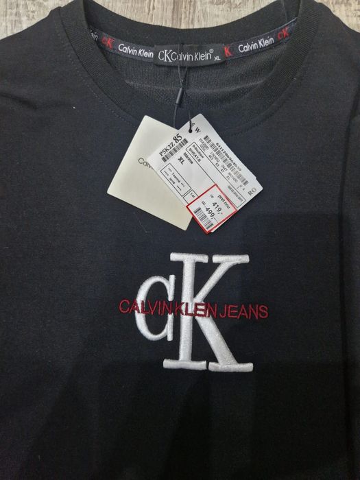 Preț Redus pentru un tricou toamnă-iarnă Calvin Klein