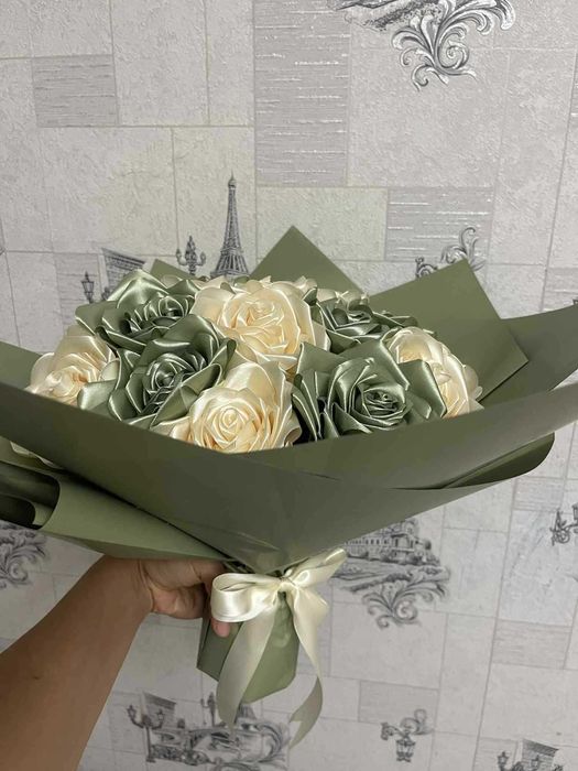 Букет с 21 едри сатенени рози