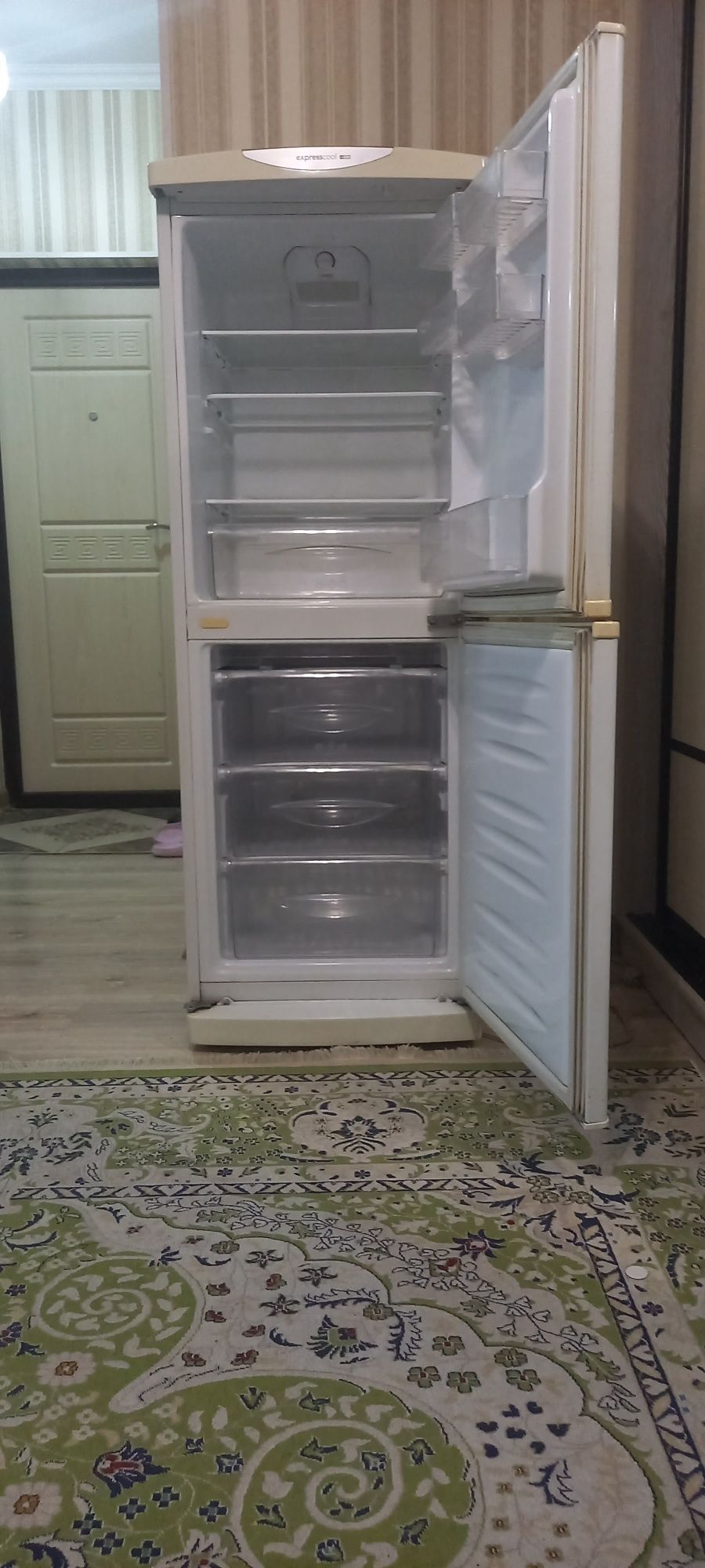 Продам холодильник LG б/у в хорошем состоянии. Высота 150 см ширина 55