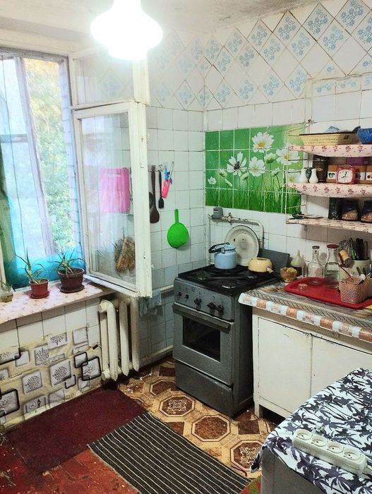 Чилонзор-25Кв 3/5/5/Балкон 2/6/Кирпичный дом Срочно Сотилади