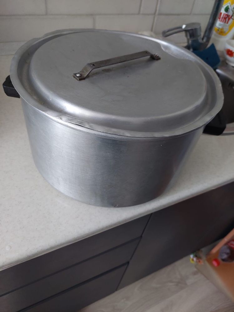 Продам алюминевую кастрюлю
