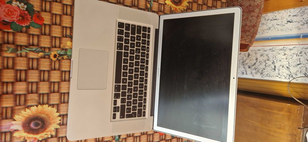 MacBook Pro 15" Mid 2010 | i7 2.66GHz | 8GB RAM | Încărcător original