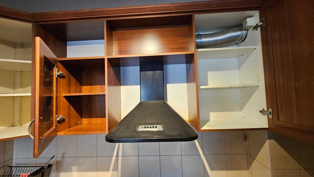 Ъглова кухня с фурна, мивка и аспиратор