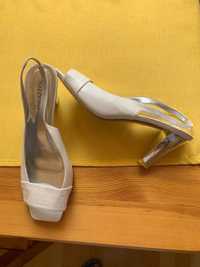 Бели дамски обувки с висок ток