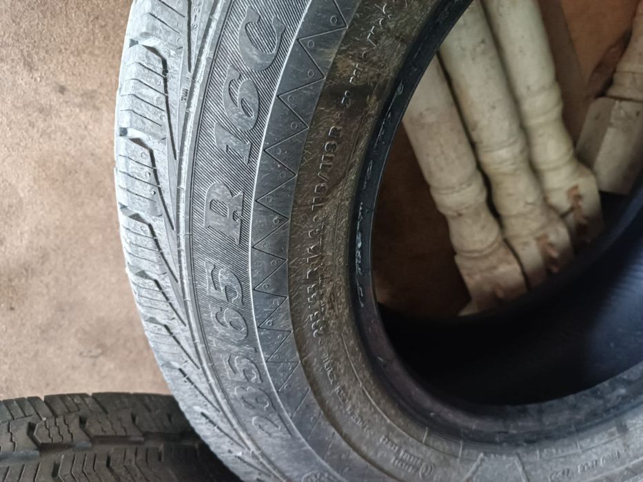 Vând 2 anvelope R16 C