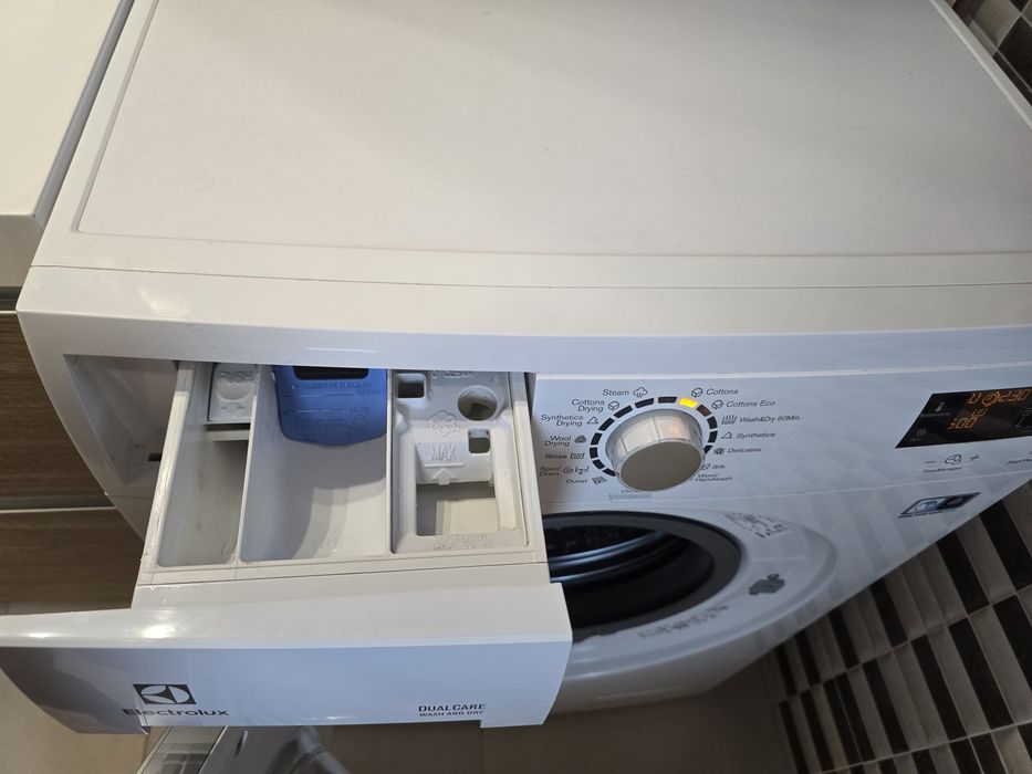 Masina de spalat rufe cu uscator Electrolux EWW1685w