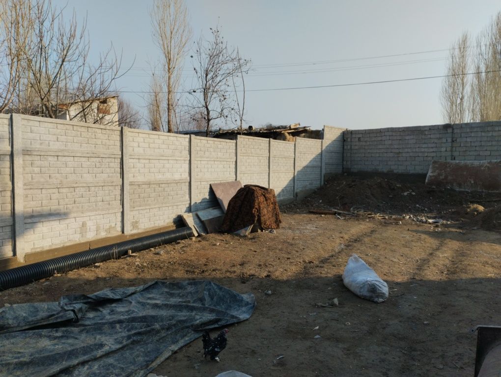 Уй сотилади 8 сотих, 2 хона, подавали бор,атрофи забор ураган,.